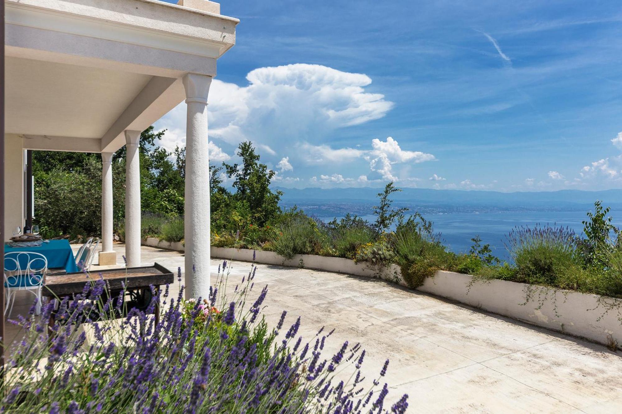 Apartments Chiara Mit Meerblick Und Pool Und Jacuzzi Lovran Exterior photo