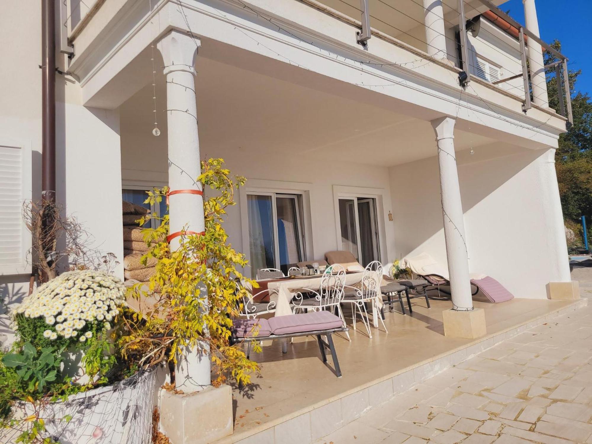 Apartments Chiara Mit Meerblick Und Pool Und Jacuzzi Lovran Exterior photo